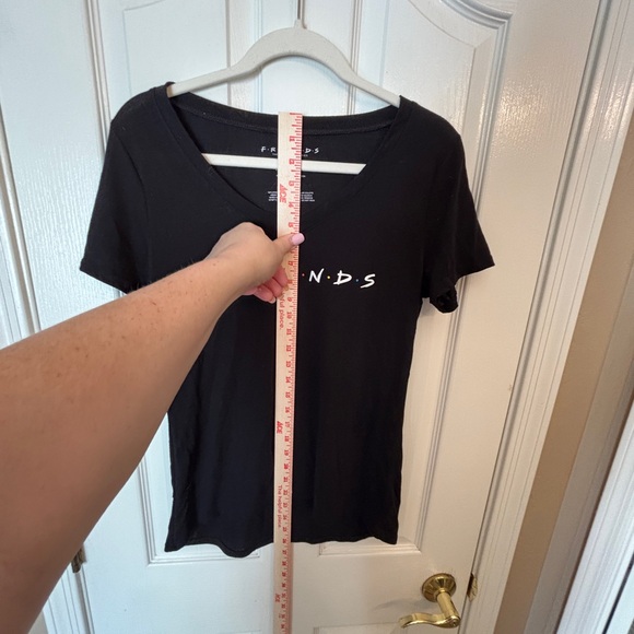 FRIENDS Black V-Neck Women's Short Sleeve T Shirt in Women’s Medium Casual TV - Picture 4 of 6